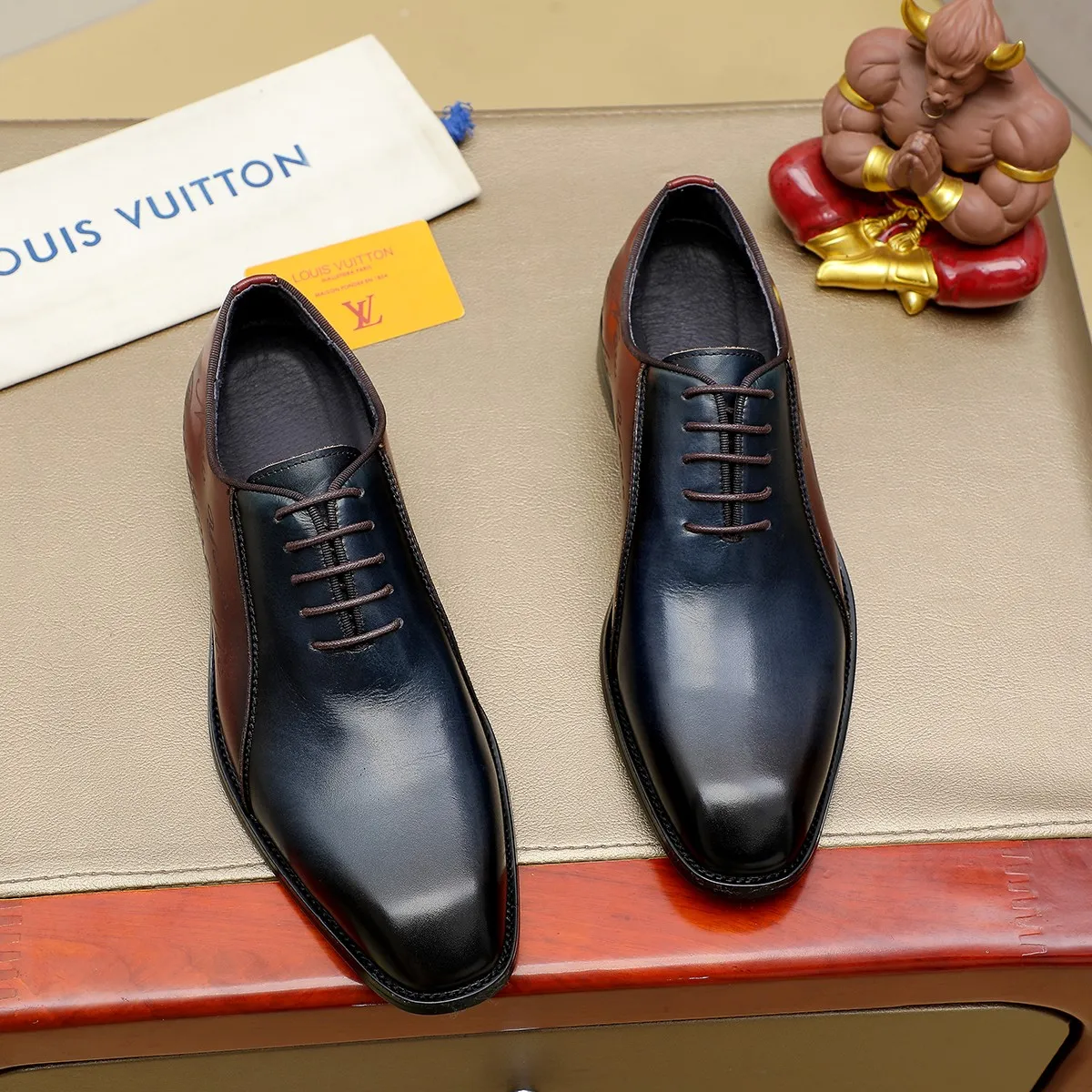 Men's shoes 💰620 💰 Louis Vuitton LV ® Autumn and Winter 🆕 models 🔛Full shoe counter First layer cowhide, 🐂leather lined casual shoes for men, super soft outsole, essential for driving. Counter synchronized original first layer cowhide completely 1:1 mold customization 🌹Top version, 2 colors available! Number: 38-45 (37.46. Customized)